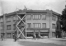 824035 Gezicht op het pand Kanaalstraat 125 te Utrecht (filiaal Vleeshouwerij en Spekslagerij Joh. van Bekkum), op de ...